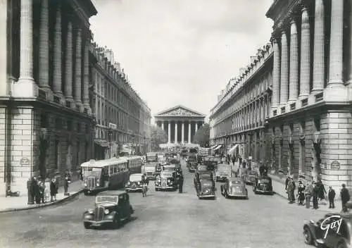Postcard France Paris et ses merveilles Rue Royale et Eglise de la Madeleine vintage cars