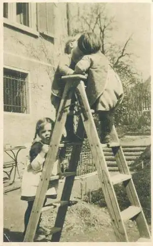 Children scene ladder kiss Kinderleben im Mutter und Sanglingsheim Zurich 1930 Schweiz Postkarte