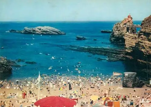 Postcard France Biarritz Le Port Vieux et le Rocher de la Vierge