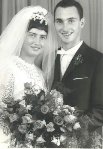 Real photo wedding bouquet elegance family veil Luise und Herbert 1968