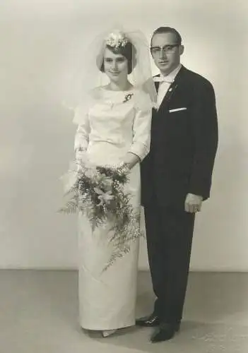 Real photo wedding bouquet elegance family veil joy 1965 Ingrid und Helmut