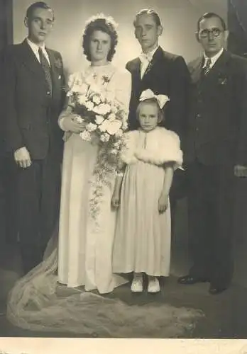 Real photo wedding bride and groom bouquet elegance family social history Atelier Hascher