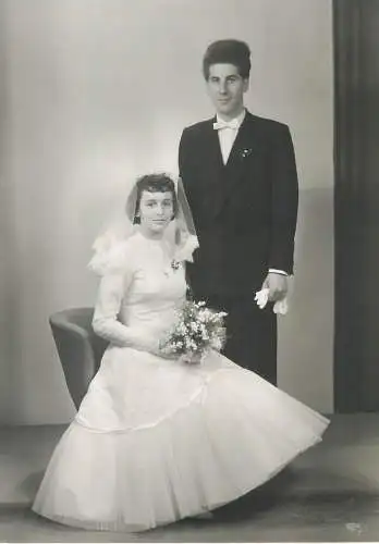 Real photo wedding bride and groom bouquet joy elegance veil