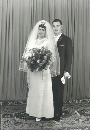 Real photo wedding bride and groom bouquet joy elegance Luise und Herbert 1968