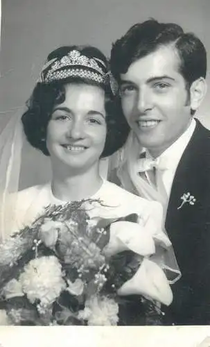 Real photo wedding bride and groom bouquet Hungary 1975 tiara