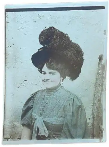 Woman portrait vintage photo 9 x 12 cm feathers hat