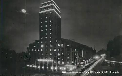 Lausanne la nuit la tour metropole Bel-Air illuminee
