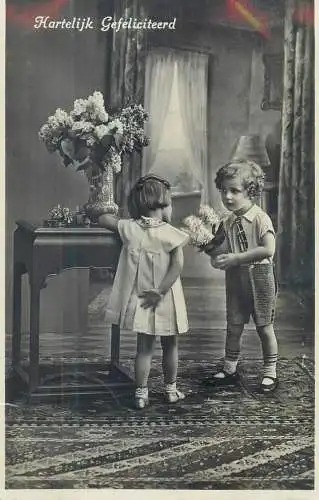 Postcard Netherlands children portraits Hartelijk Gefeliciteerd children romance vase floral arrangement