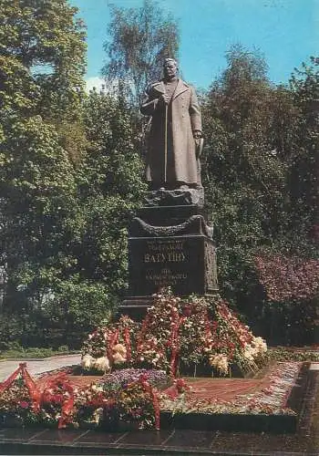 Europe Ukraine Kiev statue flower crowns postcard