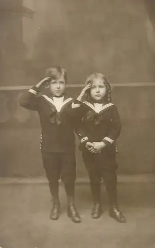 Fotokaart real photo postcard Fotograaf Julius Geuens Lichttekenaar Berlarij Lier children group portrait
