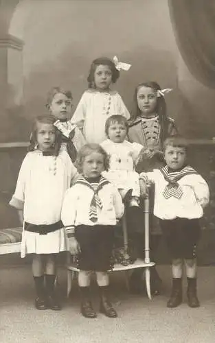 Fotokaart real photo postcard Fotograaf Julius Geuens Lichttekenaar Berlarij Lier children group portrait