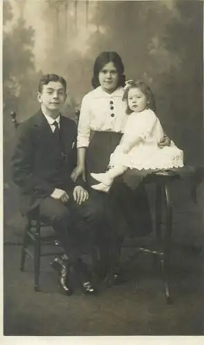 Postcard siblings brother and sisters family group photo