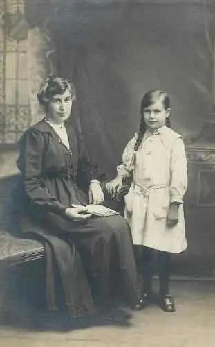 souvenir photo Postcard mother and daughter