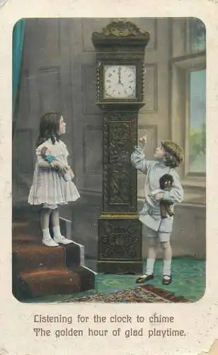 Enfants Postcard cute boy and girl waiting for playtime hour old antique clock