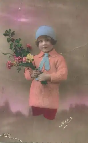 Enfants Postcard lovely girl with roses bouquet