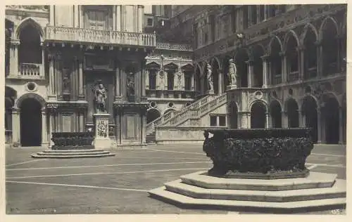 Italia Venezia Palazzo Ducale il grande cortile foto G. Brocca