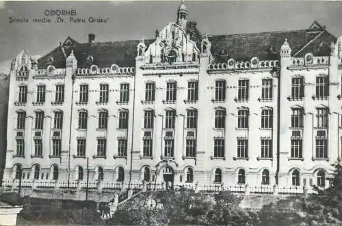 Postcard Romania Odorhei Scoala medie "Dr. Petru Groza"