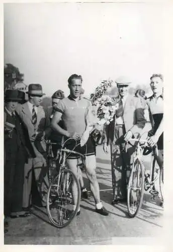 A0074 Grand Prix de cycle cycling Swiss cyclist champion W. Gran Vaingueur 1938 photographic postcard
