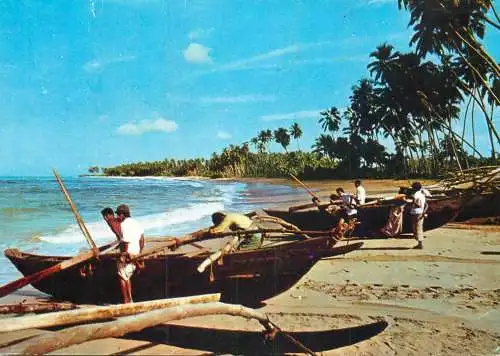 A5065 Sri Lanka (Ceylon) ethnic types and scenes with canoes on the beach