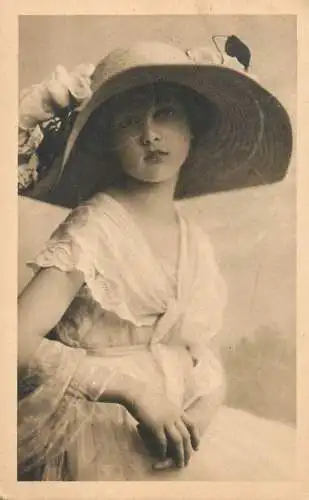A5280 Girl wearing huge hat portrait fashion