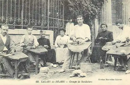 A5278 Carte d`autrefois Salies de Bearn groupe de sandaliers