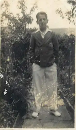 A5172 Elegantyoung man souvenir photographic postcard