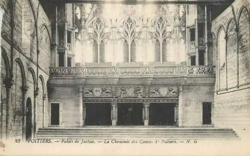 A5126 Poitiers Palais de Justice la cheminee des Comtes de Poitiers