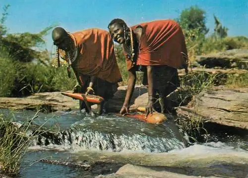 Kenya Masai women collecting water