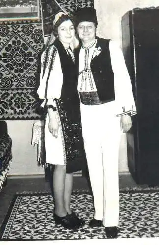 A5680 Anonymous persons women Romanian couple folk types costumes souvenir photo