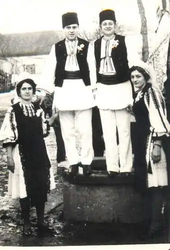 A5680 Anonymous persons women Romanian folk types costumes souvenir photo