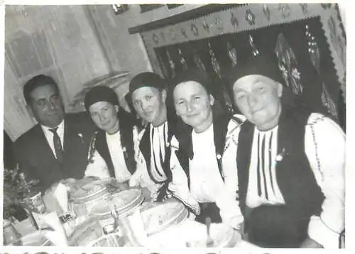 Anonymous persons women Romanian folk costumes souvenir photo