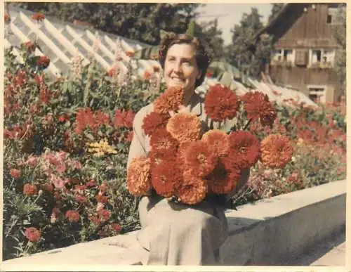 A5737 Anonymous woman with flowers photo 8 x 11 cm