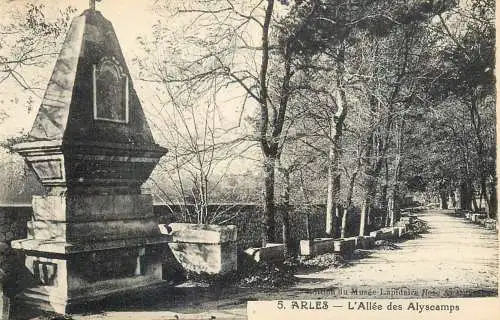 A5764 France Arles allee des Alyscamps