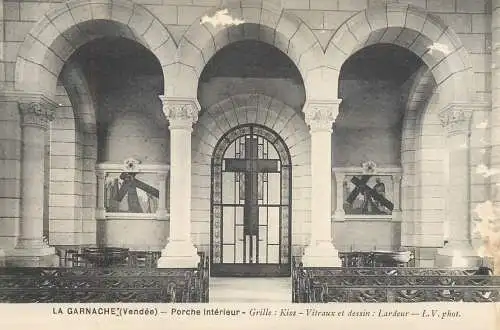 A5764 France LA GARNACHE eglise porche interieur