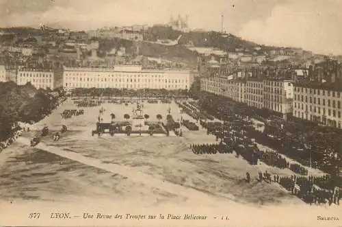 A5763 France Lyon une revue des troupes sur la place Beliecour 1918