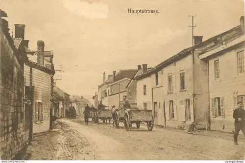 A5804 Carte postale Hauvine, des soldats auf der Hauptstrasse 1917