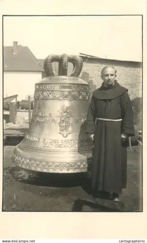 A5804 Das Bild zeigt einen Mönch neben einer großen Glocke "WELTKRIEGE ZU GEDACHT" Foto-AK