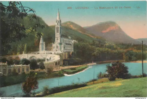 A5803 France Lourdes basilique et le Gave