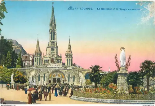 A5803 France Lourdes basilique et la Vierge couronnee