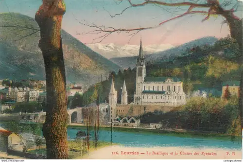 A5803 France Lourdes basilique et la Chaine des Pyrenees