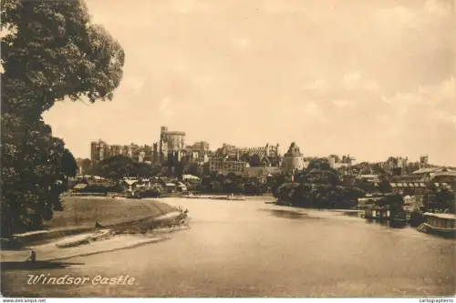 A5295 England Windsor Castle and river view