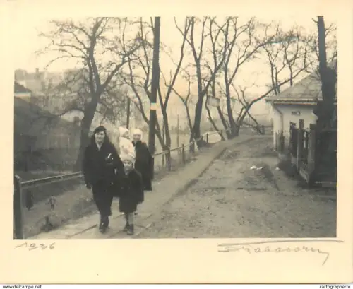 Anonymous persons souvenir photo place to identify Romania 1936