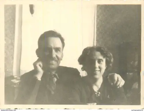 Anonymous persons couple souvenir photo