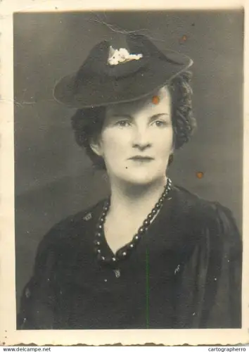 Anonymous persons woman with hat portrait studio foto Aurora, Romania