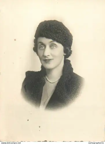 Anonymous persons woman souvenir studio souvenir photo Bucuresti