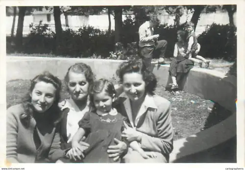 Anonymous persons children & family groups souvenir photo Romania Bucuresti foto Maxim Duboca Nicolae