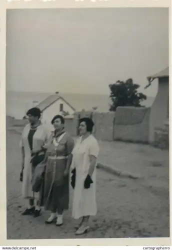 Anonymous persons women group souvenir photo