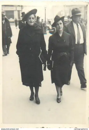 Anonymous persons street instant photography foto Mimosa, Romania