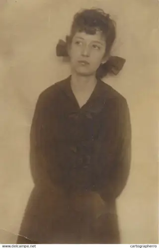 A5787 Anonymous persons young lady portrait