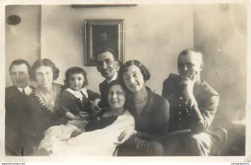 A5787 Anonymous persons Romania family group souvenir vintage photo